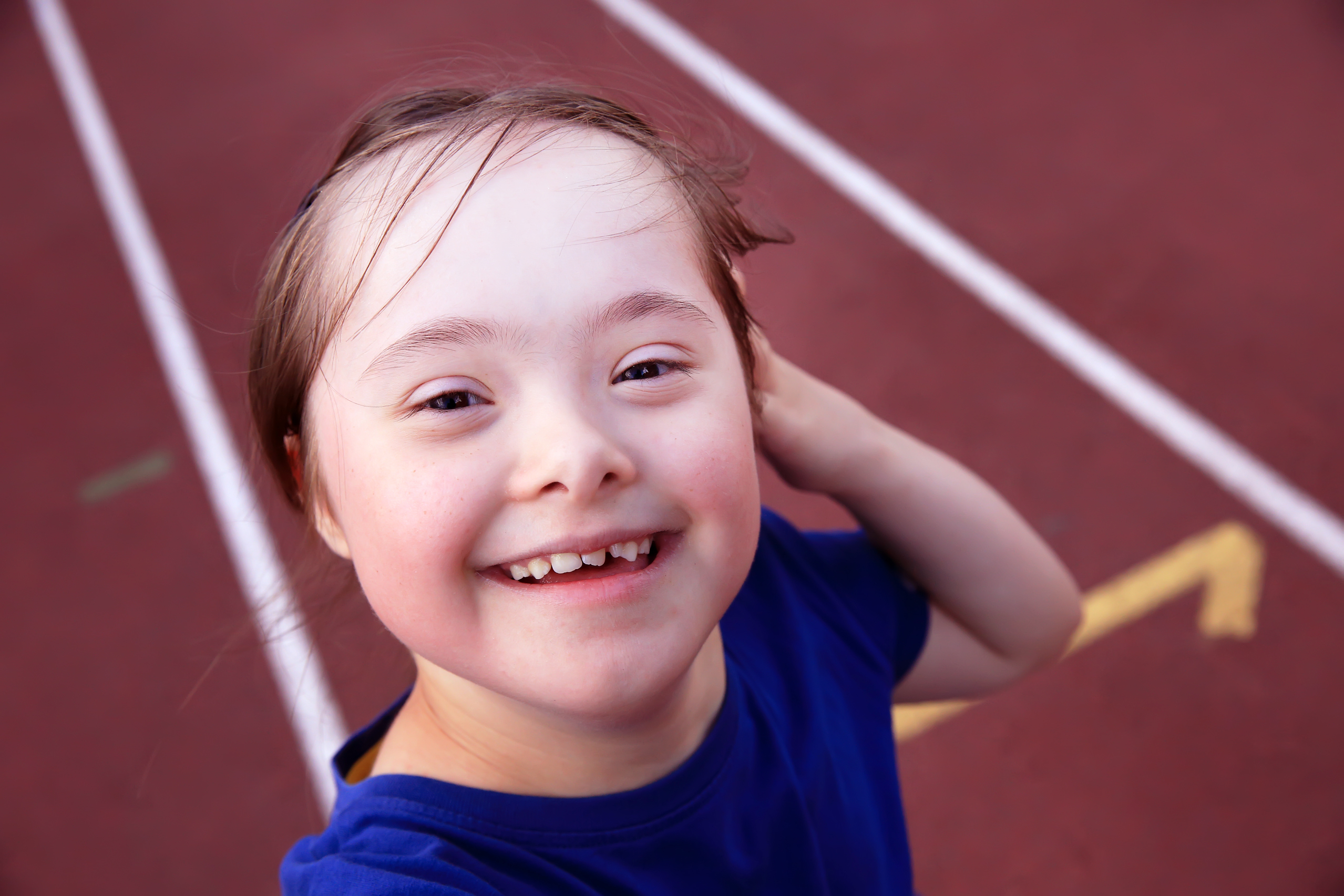 Meisje met Syndroom van Down op een atletiekpiste