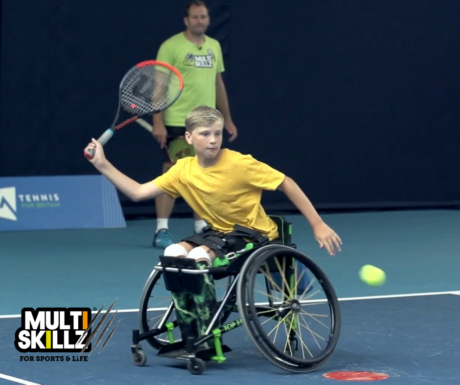 Jongen in een rolstoel tennist
