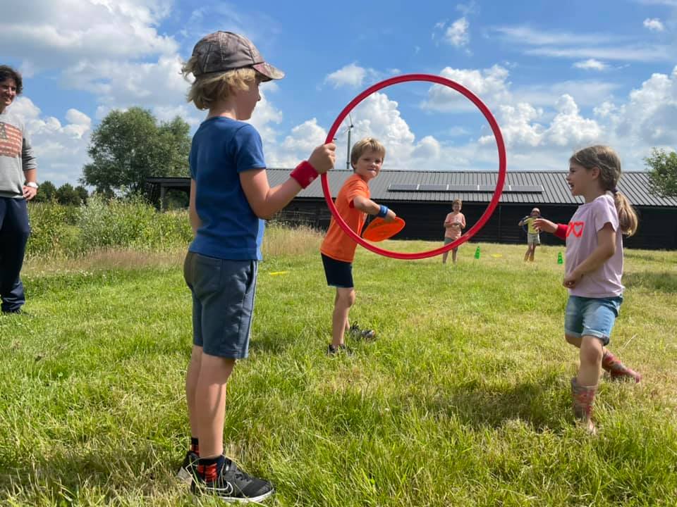 Kinderen leven zich uit op de sportkampen