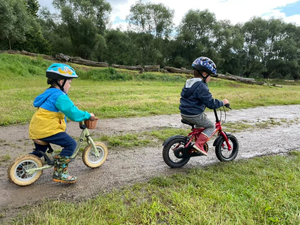 Kinderen leven zich uit op de sportkampen